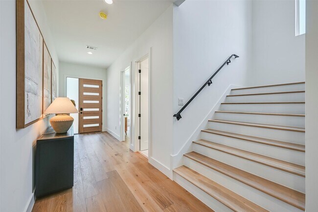 Building Photo - 6226 Lakeshore Dr
