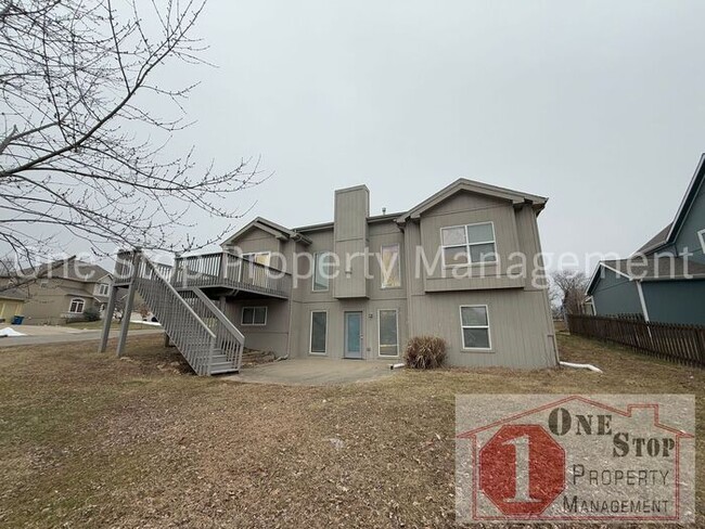 Building Photo - Gorgeous 4 Bedroom, 3 Bathroom, 3 Car Gara...