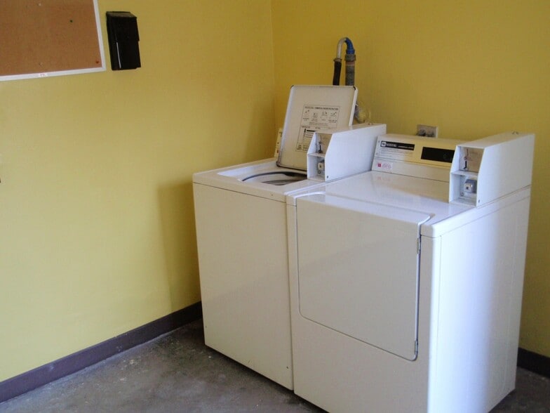 Laundry room - 1418 Stanford St