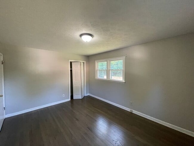 Building Photo - 3/1 Renovated House Available Now! Pet Friendly!