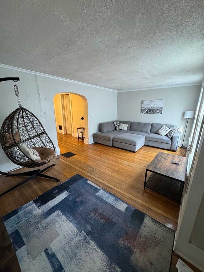 Building Photo - Furnished University area large 4 bedroom ...