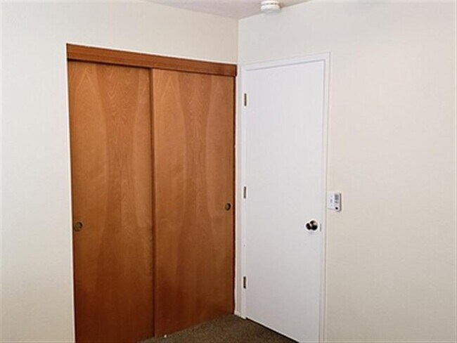 Building Photo - Furnished 3 bedroom 2 bathroom