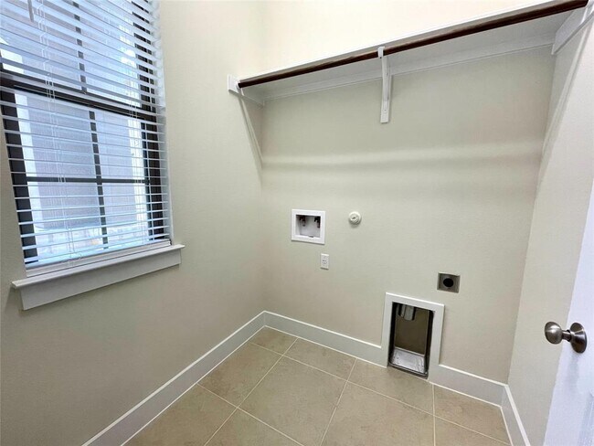Building Photo - 13001 Hymeadow Dr