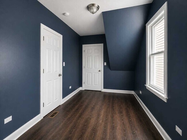 Building Photo - 2114 W 51st St
