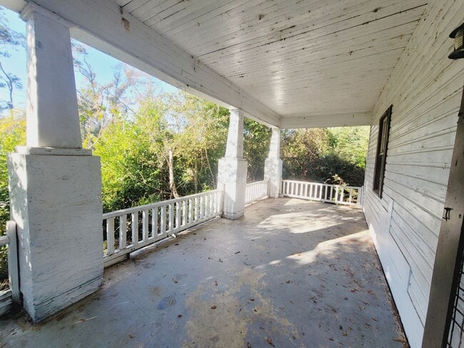 Building Photo - PRIVATE & Spacious 2/1 SE House on 1 Acre w/ Wood Floors, Washer/Dryer, & Screened Porch! Avail N...