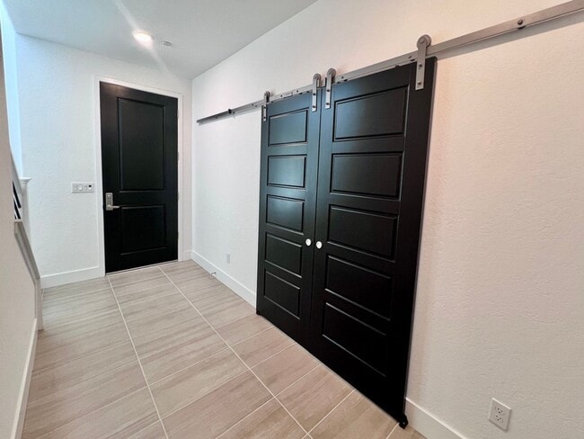 Building Photo - $2,395 Herndon & Peach, 2 Bedroom Townhous...