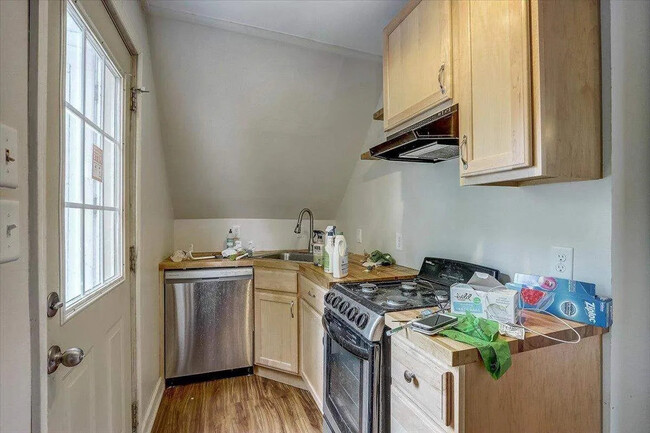 Kitchen - 2210 Winnebago St