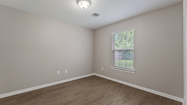 Building Photo - 905 SW Arrowhead Dr