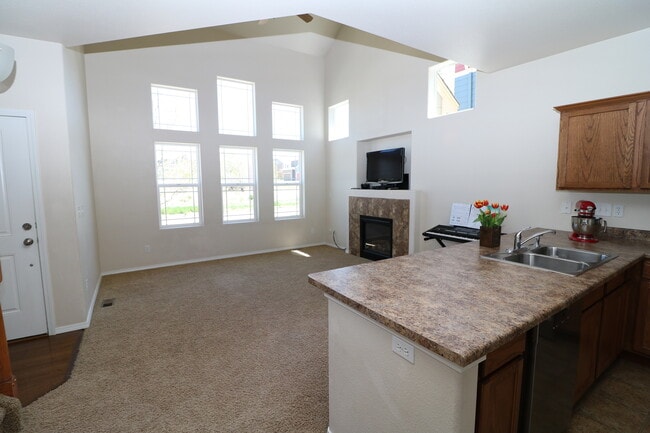 Building Photo - 3bdrm 3bath home with 2 car garage