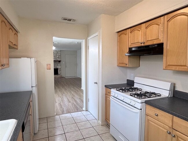 Building Photo - 410 Linden St