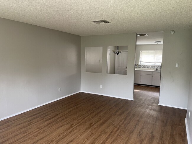 Building Photo - Gorgeous 3 bedroom, 2 bedroom with garage ...