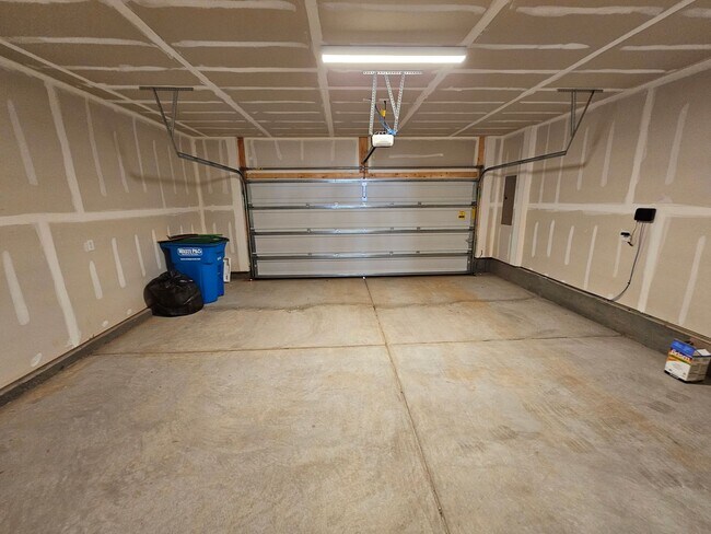 Building Photo - Like New Townhome in Mint Hill