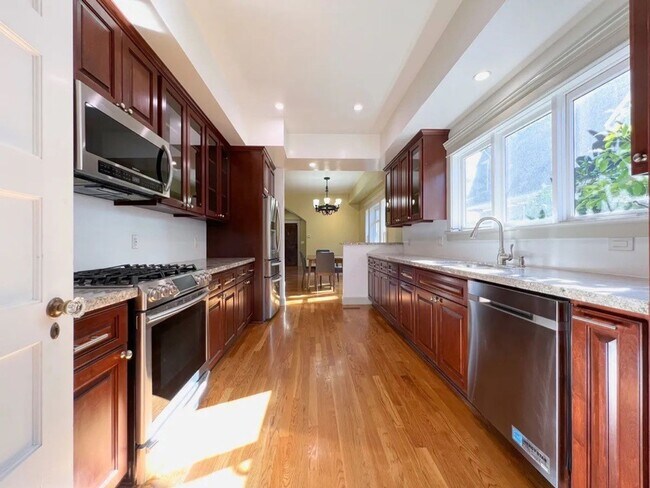 Building Photo - 929 W 23rd St