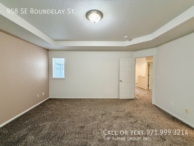 Building Photo - 958 SE Roundelay St