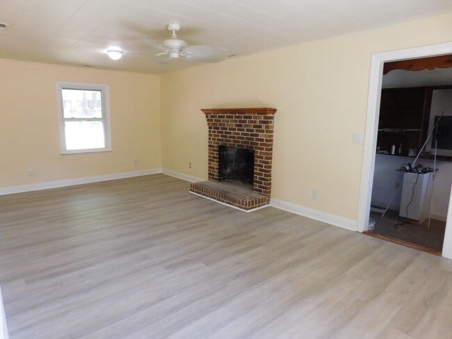 Building Photo - 4925 Morton Rd