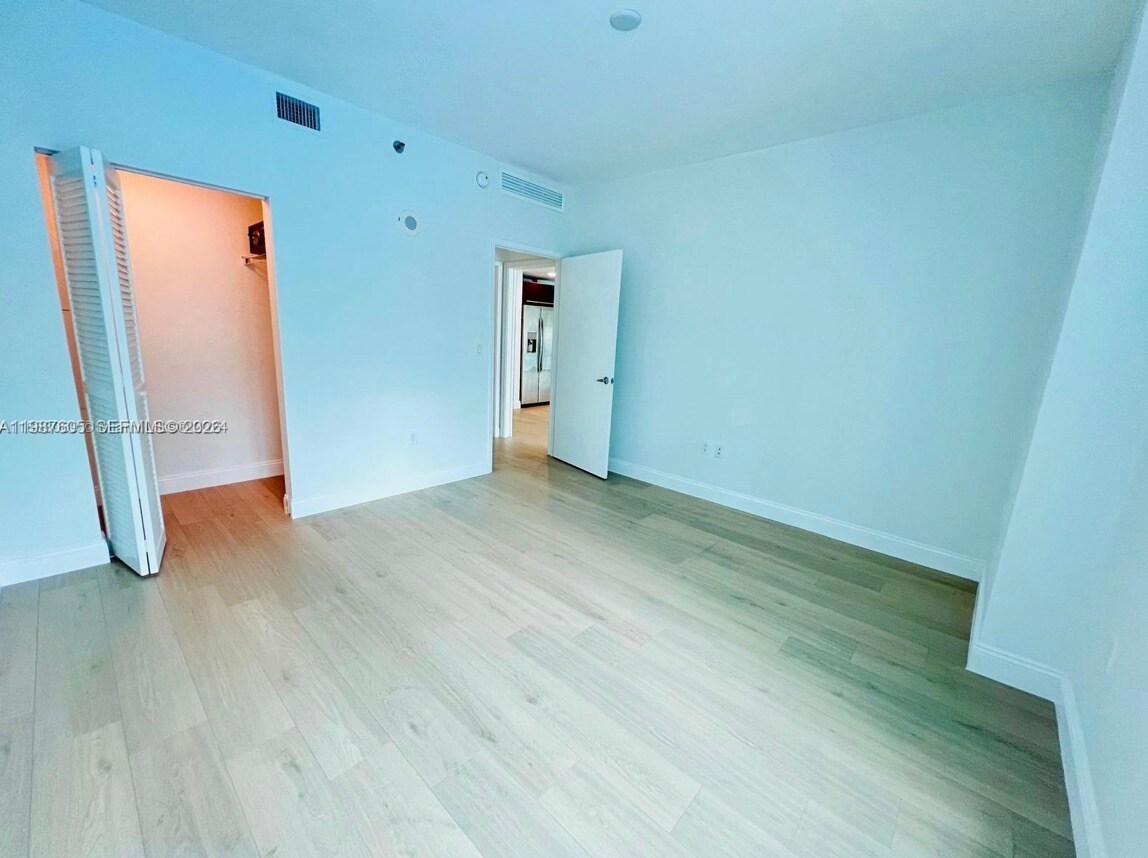 Building Photo - 950 Brickell Bay Dr