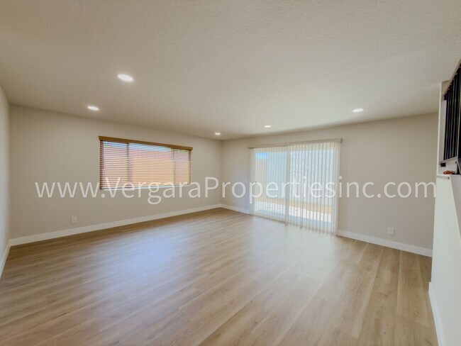 Building Photo - 1136 Gian Dr