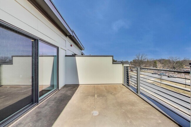 Building Photo - Stunning 3BD/3.5BA luxury 4-level townhouse in Great Location!