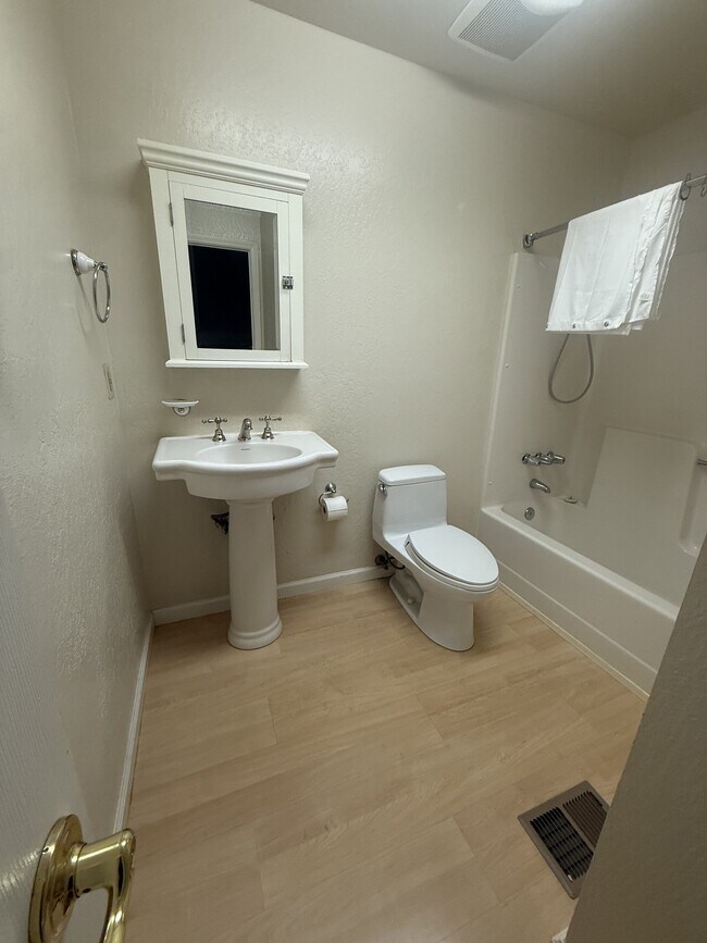 Building Photo - 488 Dogwood Dr