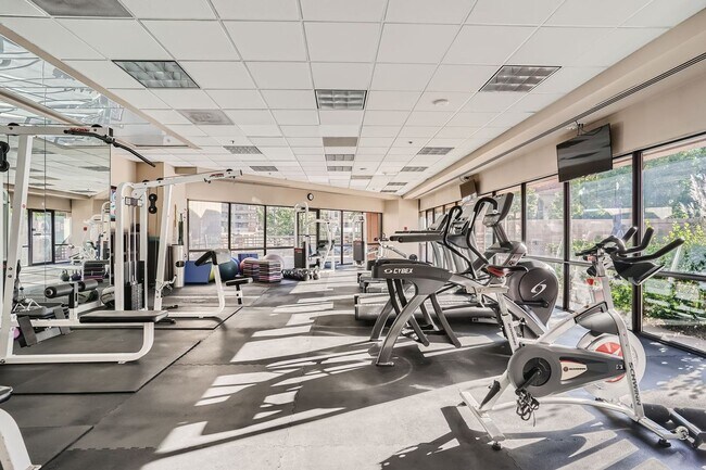 Building Photo - 100 Park Ave W