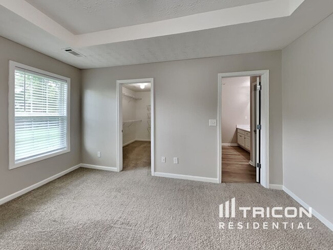 Building Photo - 347 Royal Oaks Dr
