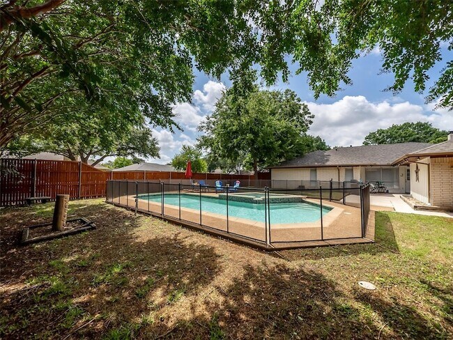Building Photo - 709 Thoreau Ln