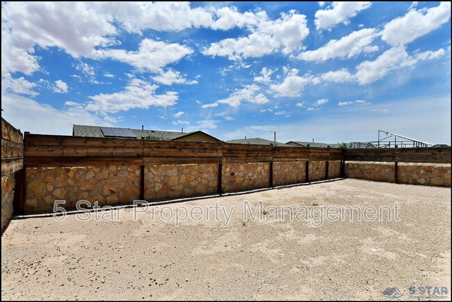 Building Photo - 916 Villa Seca Dr