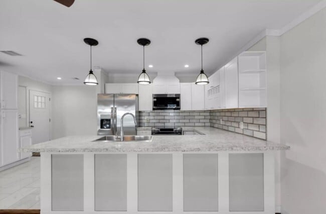 Building Photo - 3 Bedroom Newly Renovated  Apartment with ...