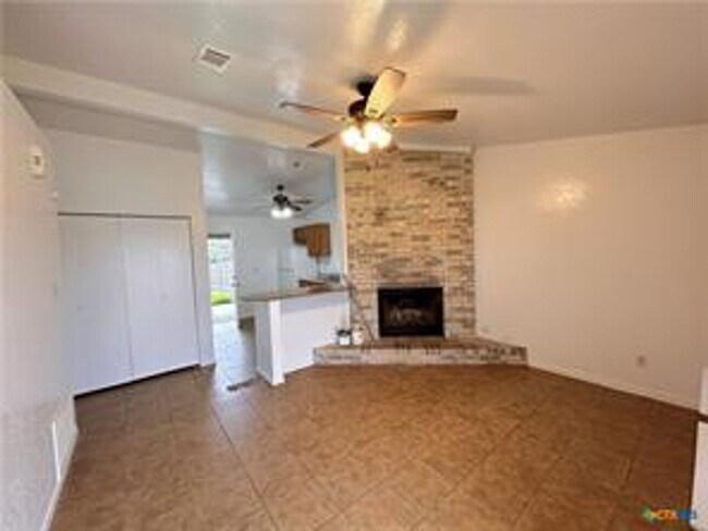 Building Photo - 2 Bed / 1 Bath Duplex Unit In Killeen