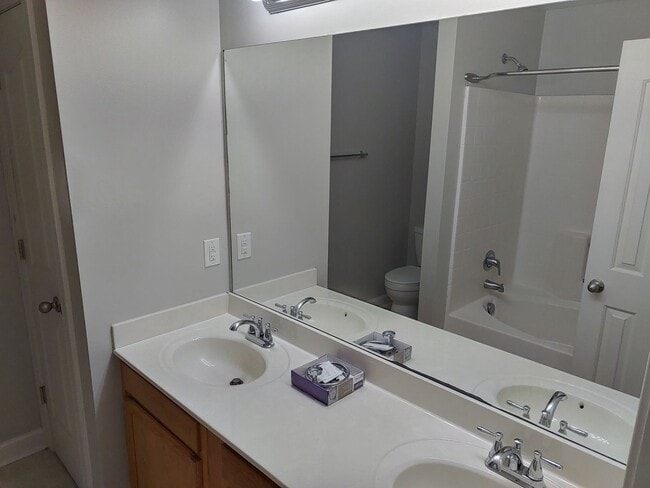 Building Photo - This unit is in a great location!