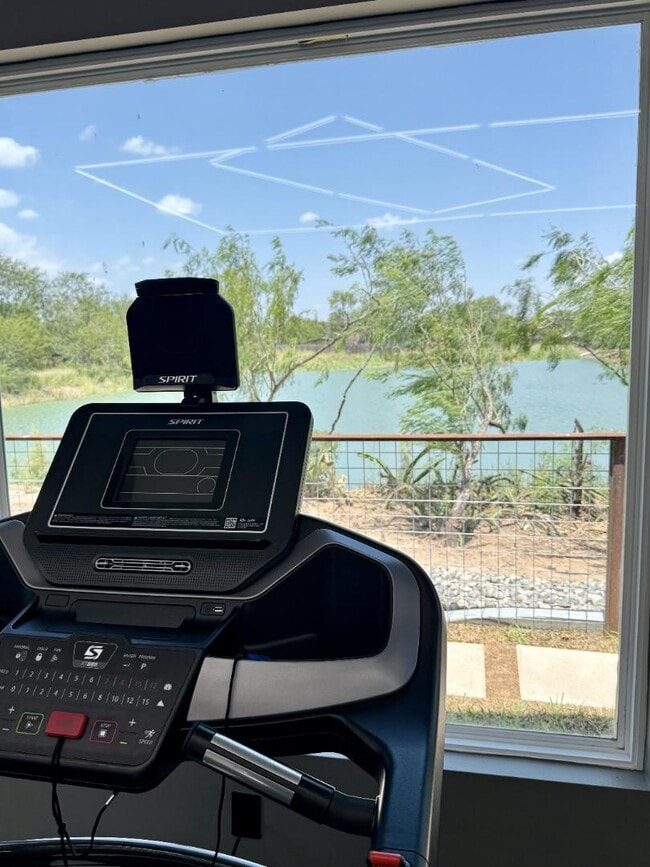 Building Photo - 704 Onyx Dr