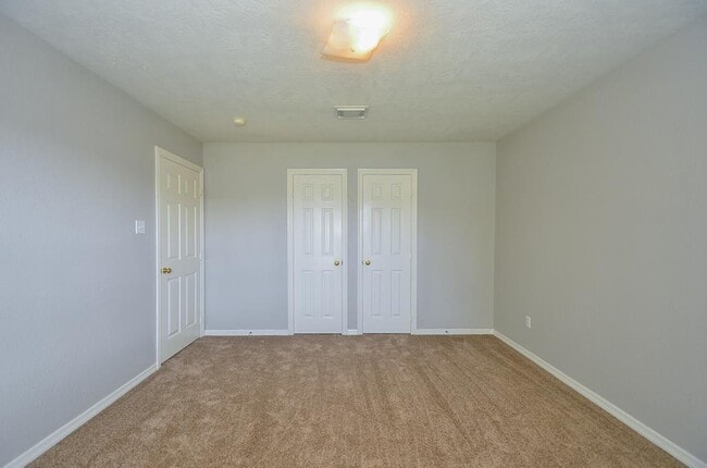 Building Photo - 5961 Whispering Lakes Dr