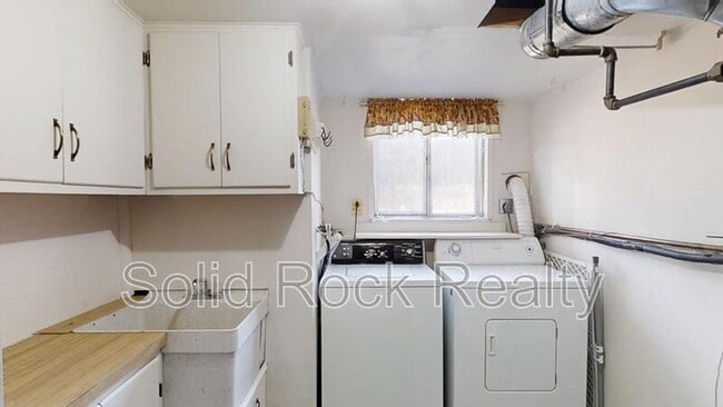 Building Photo - 2265 Montebello Dr W