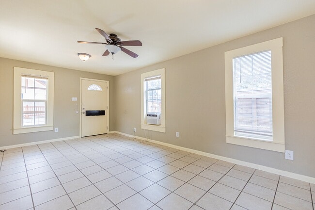Building Photo - 330 Gem Ln