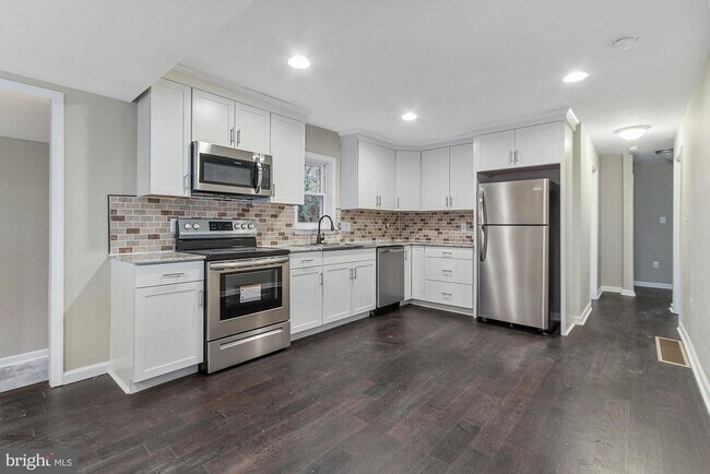 Building Photo - 1144 3rd St