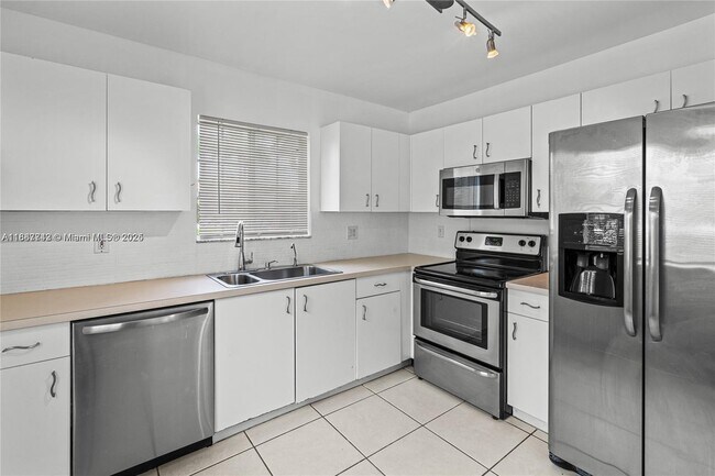 Building Photo - 1162 SW 44th Ave
