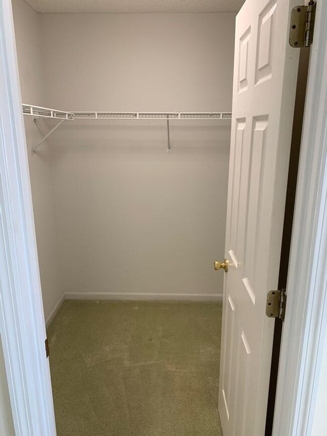 Building Photo - 2 bedroom 2 bath condo. Second Floor $1350/month