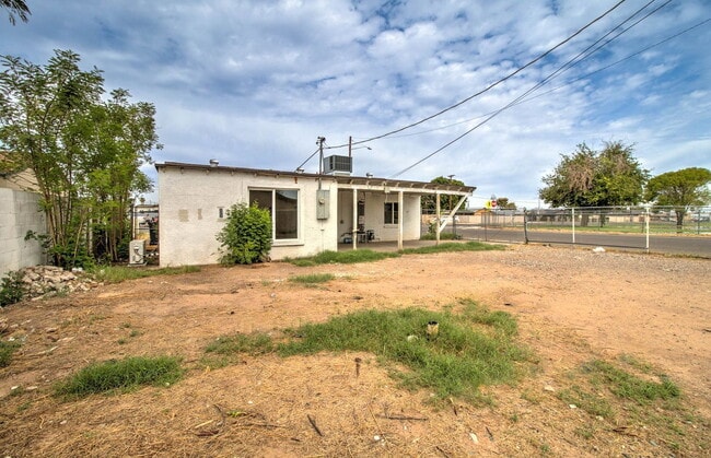 Building Photo - 2539 N 39th Ave
