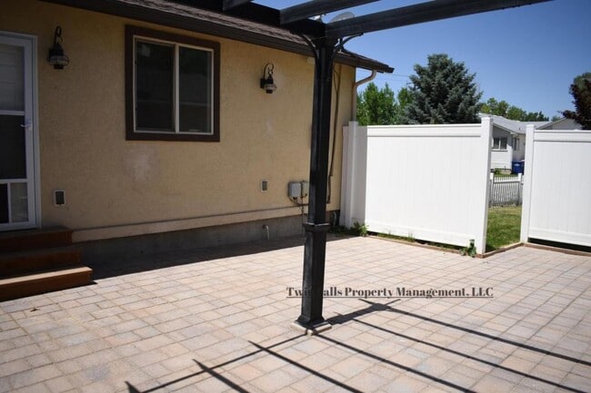 Building Photo - 2010 Carlis Cove