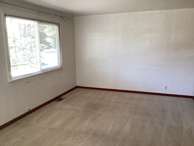 Building Photo - Charming 2BR Home with Spacious Yard, Detached Garage & Garden Oasis