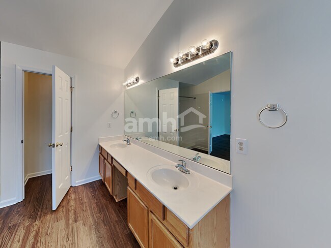 Building Photo - 1540 Cardinal Ln