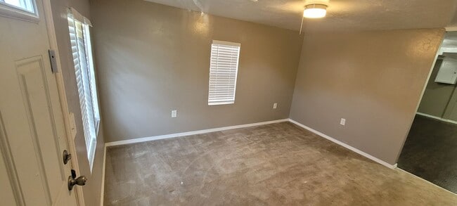 Building Photo - Cute 5 bedroom House