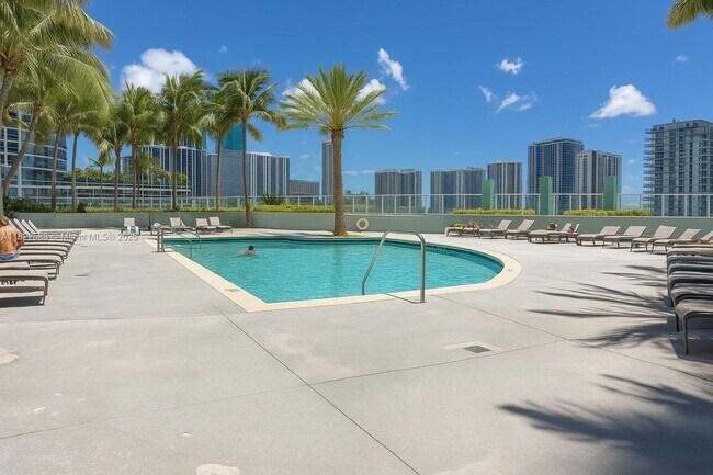 Building Photo - 1900 N Bayshore Dr