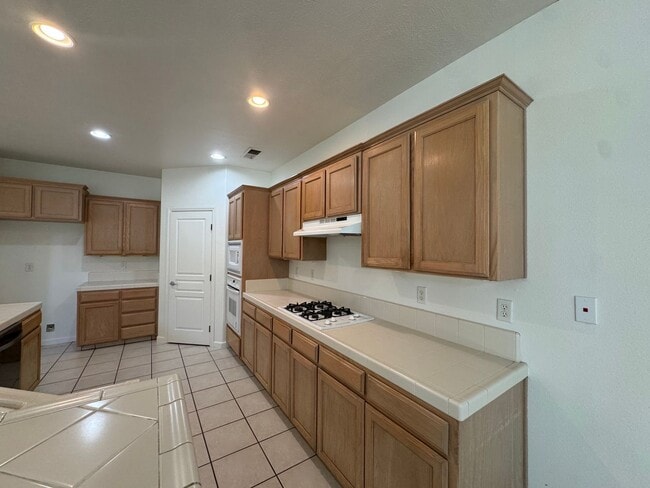 Building Photo - 5781 E Kaviland Ave