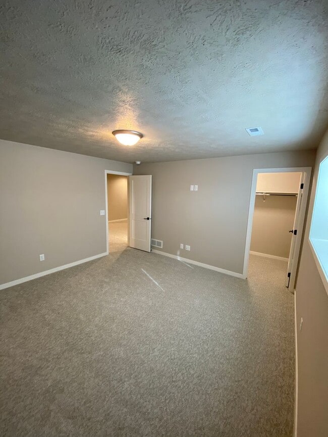 Building Photo - Twin Home