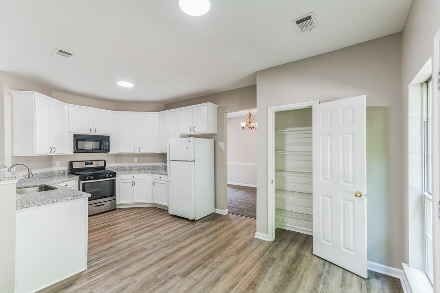 Building Photo - 2453 Lakebrooke Dr