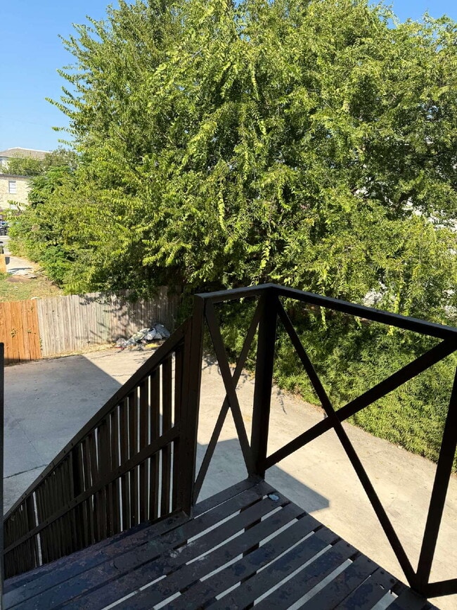 Building Photo - 1 Bedroom plus a Den, Close to SAC and Alamo Heights