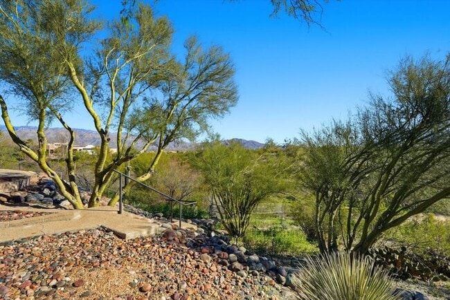 Building Photo - 770 N Lazy J Wy