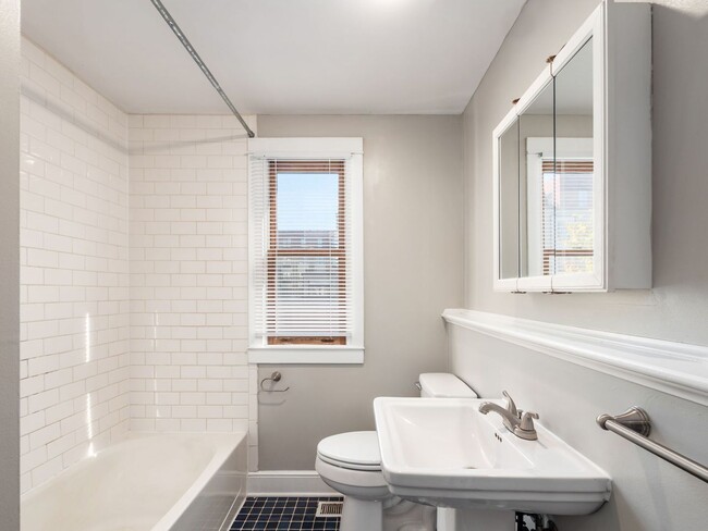 Building Photo - 1208 Indianola Ave