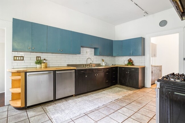 Building Photo - 5 Bed 5 Bath in Atlanta - Prime Location! ...